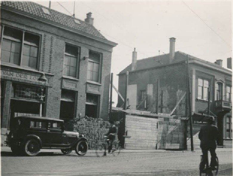 Langestraat 13 Links het pand van uitgeverij drukkerij van der Loeff, Enschedese Courant (Enschedesche Courant) met een stapel stenen waarschijnlijk voor de bouw aan de rechterkant. 1930.jpg