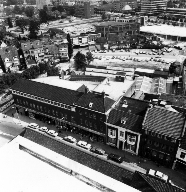 Langestraat 13 pand van der Loeff dagblad Tubantia  vanaf stadhuistoren met kalanderstraat, winkelcentrum de klanderij in aanbouw 1970.jpg