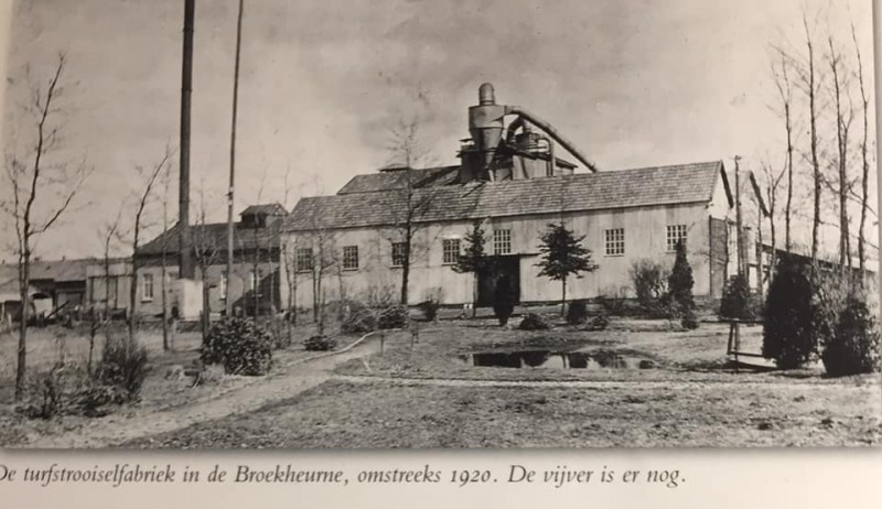 Arendsweg 122 turfstrooiselfabriek in de Broekheurne, omstreeks 1920.jpg