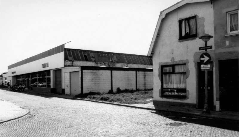 Lombokstraat 26 d Piet van Dijk Motorpaleis vroeger pand Confectiefabriek Twente.jpg