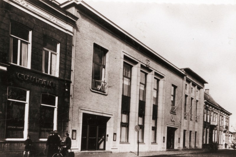 Langestraat 43-49 Zicht op panden Twentsche Courant en Schouwburg 1950.jpg