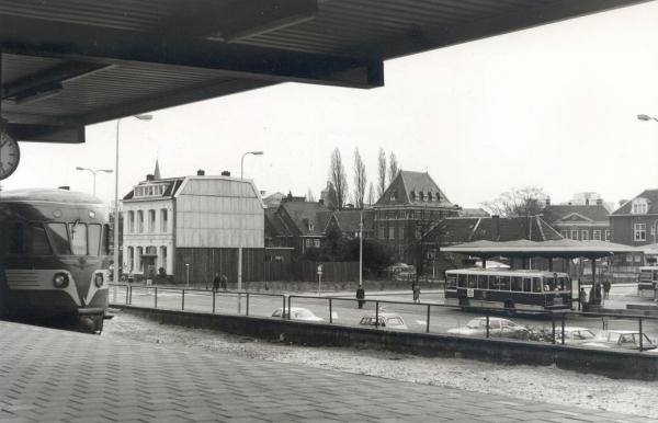 Stationsplein 10 vroeger Parkweg 10 TET busstation en kantoor.jpg