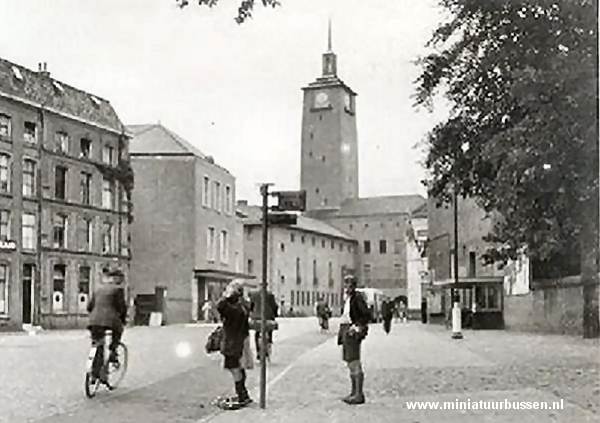 Van Loenshof Centrumhalte Van Loenshof. Rechts kantoortje haltechef TET. 1941.jpg