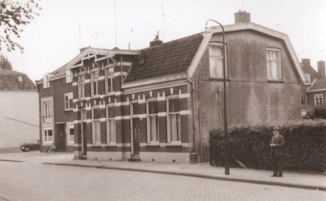 Emmastraat 135-145 hoek Pyrmontstraat woningen en winkel Twentsche Lederhandel 1967..jpeg