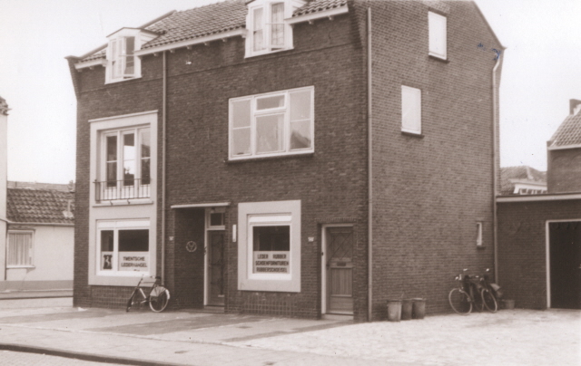 Emmastraat 135-137 hoek Pyrmontstraat woningen en winkel Twentsche Lederhandel 1967.jpeg