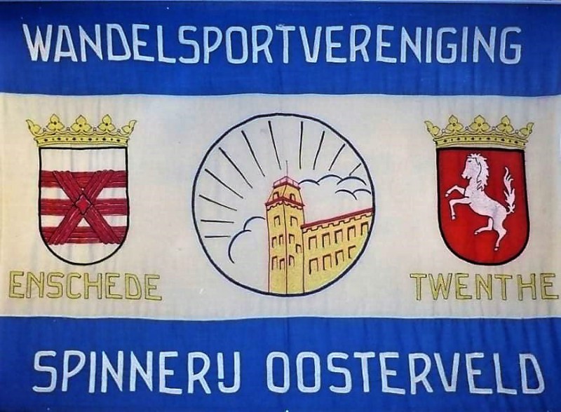 Wandelsportvereniging Spinnerij Oosterveld vlag met stadswapen Enschede.jpg