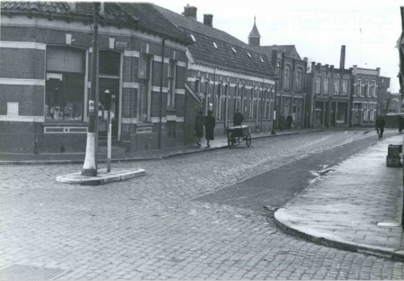 Beltstraat 102-118 vanaf de Kuipersdijk in noordelijke richting feb. 1944.jpg