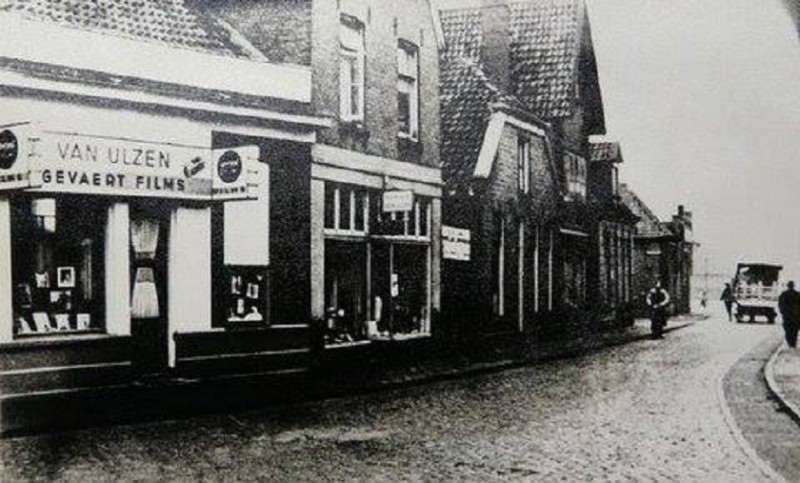 Willemstraat 32 en op 34 fotograaf van Ulzen.jpg