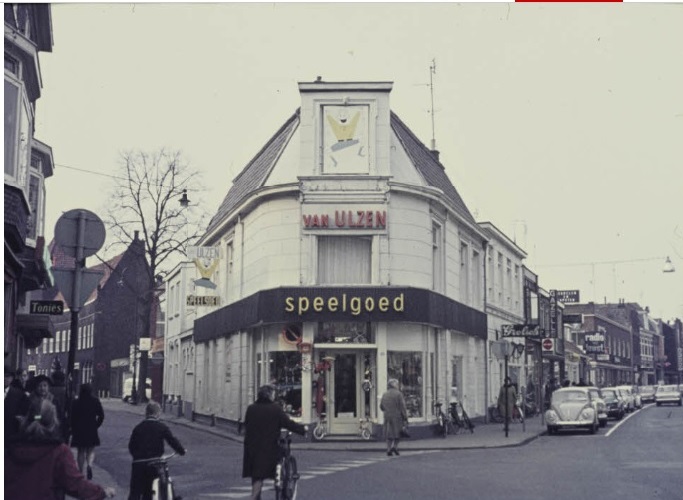 Oldenzaalsestraat 23 Winkelpand Van Ulzen Speelgoed op de hoek met de Noorderhagen, ook wel het Striekiezer genaamd. 11-4-1970.jpg