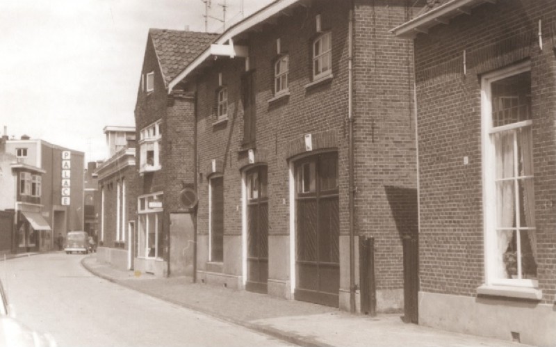 Van Lochemstraat 19 Voorzijde woningen en bedrijfspand, Links bioscoop Palace.jpg