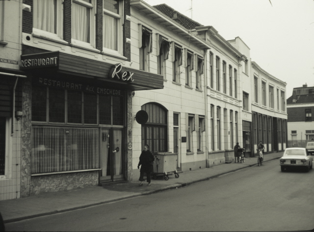 Oldenzaalsestraat 70-90 Panden, van Lochemstraat tm Hoge Bothofstraat. Met o.a. restaurant Rex 20-2-1972.jpeg