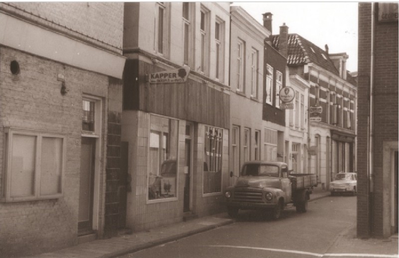 Walstraat 5 panden, o.a. kapper, cafetaria Olde Olthof en Café De Rode Leeuw 1967.jpg