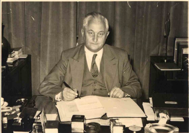 Burgemeester M van Veen van Enschede van 16-04-1946 tot 15-04-1958.jpeg