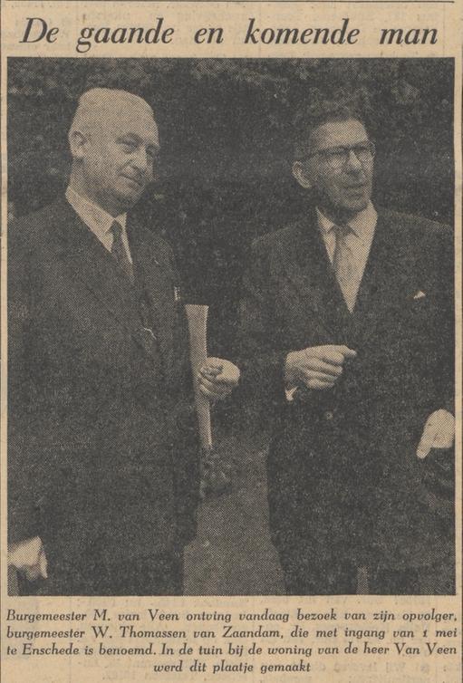 M. Van Veen en W. Thomassen gaande en komende burgemeester van Enschede. krantenfoto Tubantia 10-4-1958.jpg