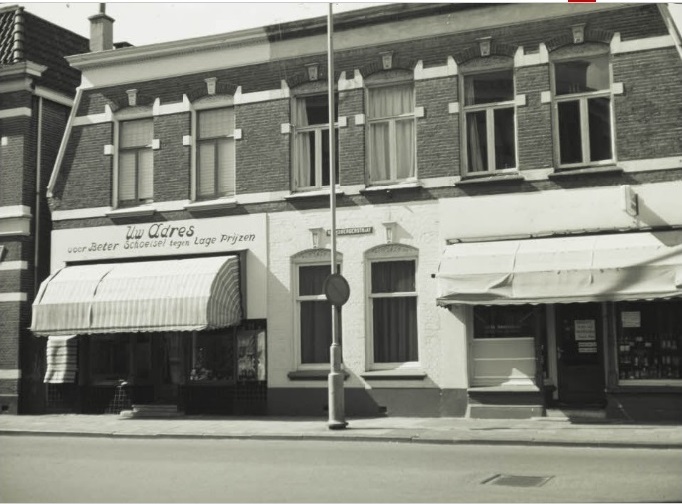 Haaksbergerstraat 82-84 drankhandel Weze en Schoenhandel gezusters Drenth. 9-9-1971.jpg