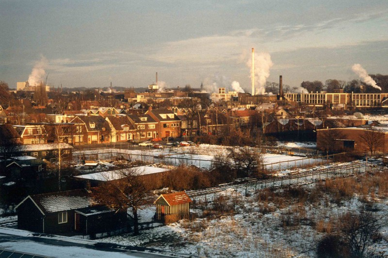 Richtersweg 66-90 en omgeving Panorama met op de achtergrond onder meer de textielfabriek van Schuttersveld 1980.jpg