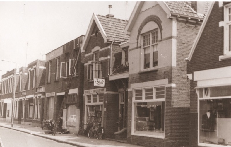 Lipperkerkstraat 112-114 woningen en winkels, o.a. Radio Twente, dierenwinkel hengelsportwinkel 1967.jpg