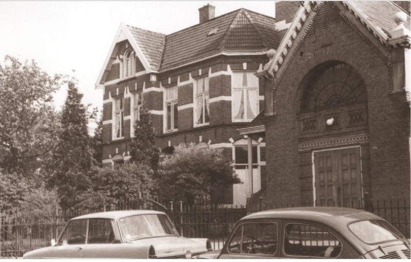 Wilhelminastraat 16-18 Voorzijde Gereformeerde Oosterkerk en pastorie 1967.jpg