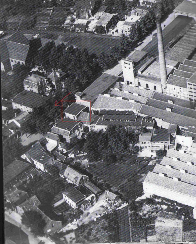 Haaksbergerstraat 120-122 links en rechts 65-67 fabriek Scholten met daarnaast Koffiebranderij Kamp 1925.jpg