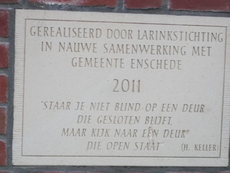 Noorderhagen 25 gevelsteen Muur Larinkstichting.JPG