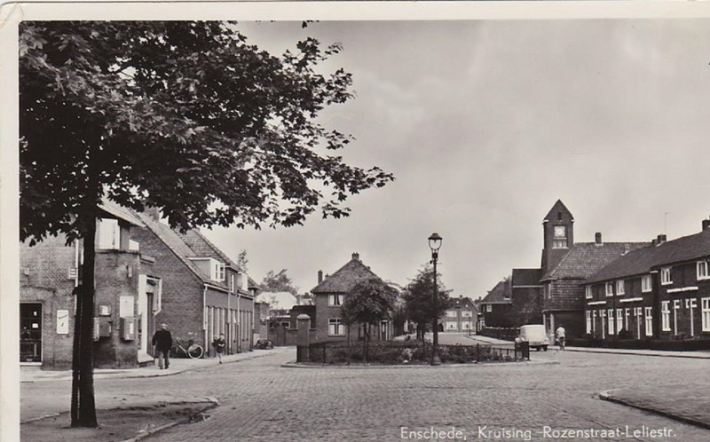 Rozenstraat 61 hoek Leliestraat links en 96 hoek Tulpstraat rechts.jpg