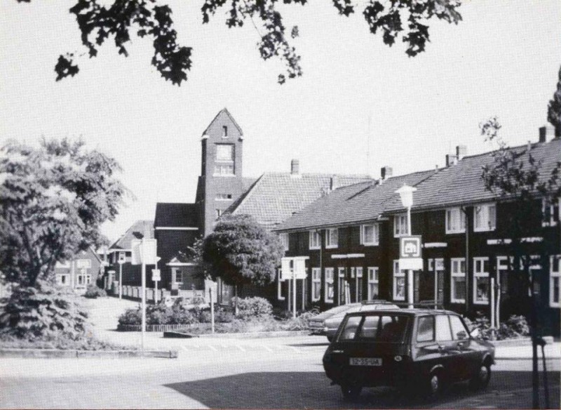 Rozenstraat 96 hoek Tulpstraat iets verder 98 Laaresschool 1979.jpg