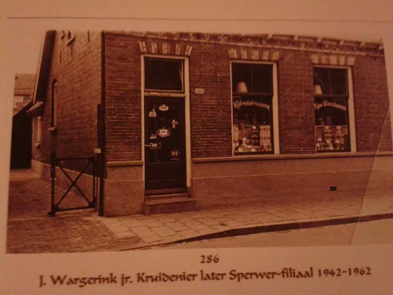 Lipperkerkstraat 286 kruidenier J. Wargerink later Sperwer-fliaal ongeveer 1934 overgegaan naar Jan Verbeek.jpg