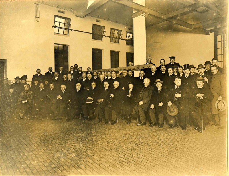 Volksparksingel 3 Opening van het openbaar slachthuis met burgemeester Edo Bergsma 18-12-1922.jpg
