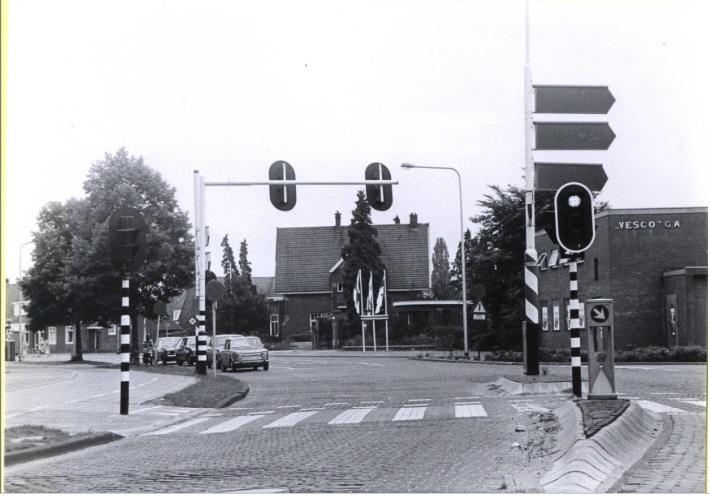 Volksparksingel 1-7 T.h.v. de Westerval, in het midden v.m. directeurswoning slachthuis juli 1979.jpg