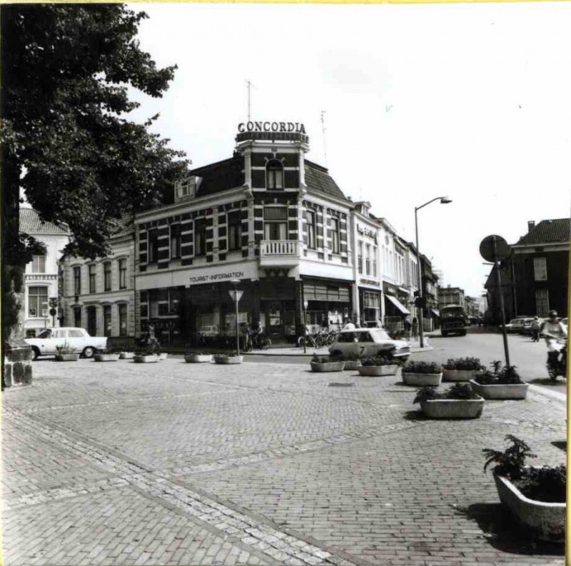 Markt 31 VVV kantoor 1970 met reclame Concordia.jpg