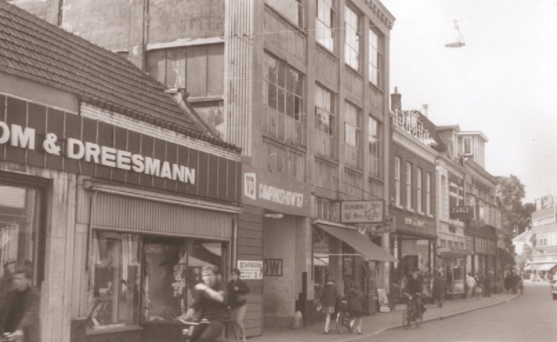 Hengelosestraat 11 -25 winkels en woningen. O.a. met Vroom & Dreesmann (V&D) en Slagerij Ten Kate, Vowinkel, W.A. Baarslag 1967.jpg