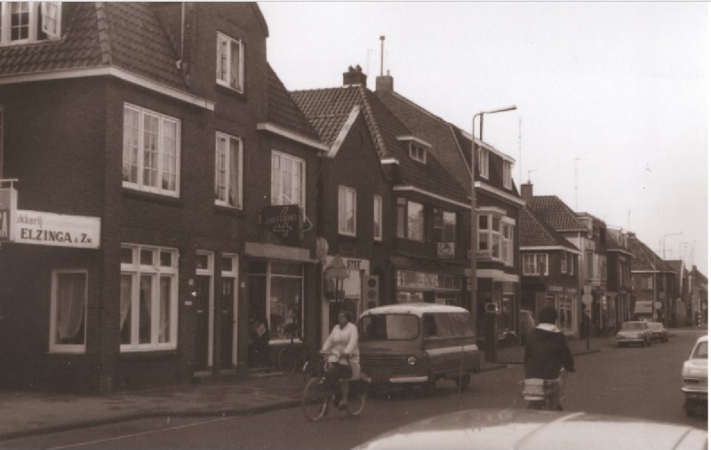 Deurningerstraat 105-111 woningen en winkels. O.a. Elzinga en De Ster 1967.jpg