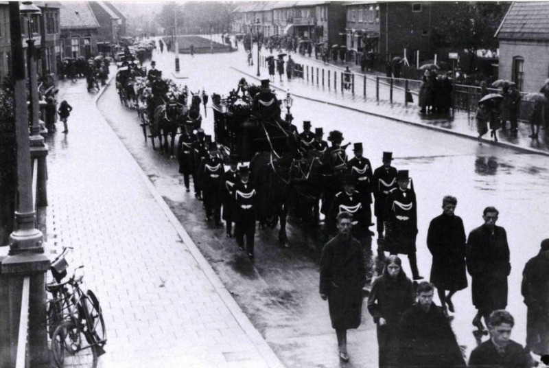 Laaressingel, t.h.v. Edo Bergsma brug, begrafenisstoet Weth. J. Bevers,  Mei 1959.JPG