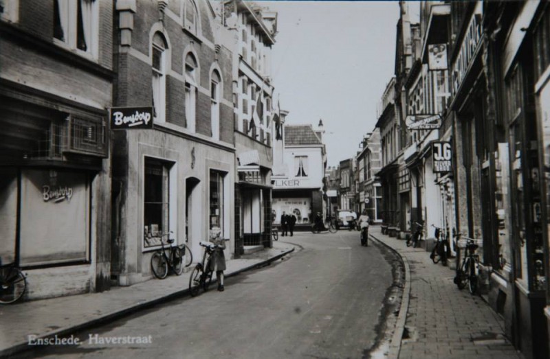 Haverstraat 15a-17 Bensdorp en Boekhandel Joh. te Sligte en nr. 21 Tearoom Victory. rechts De Gruyter.jpg