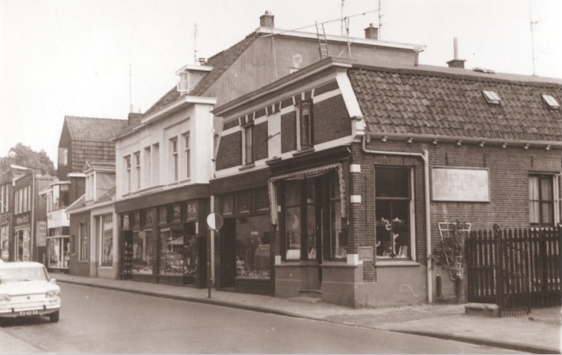 Lipperkerkstraat 12-18 winkels o.a. bakker Goverts en sanitair Haarman 1967.jpg