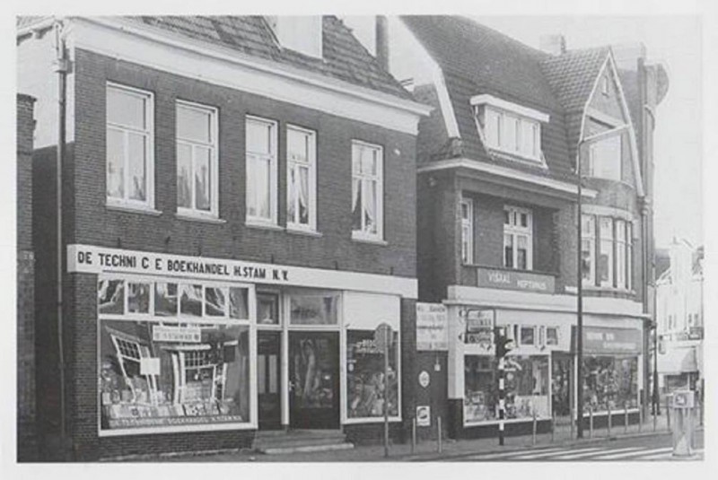 C.F. Klaarstraat 4 vishal Neptunus en 8 Techn. Boekhandel Stam op de hoek Haaksbergerstraat De Gruyter.jpg