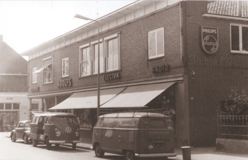 Lipperkerkstraat 31-33-35 Voorzijde winkel Adolfs 1967.jpg