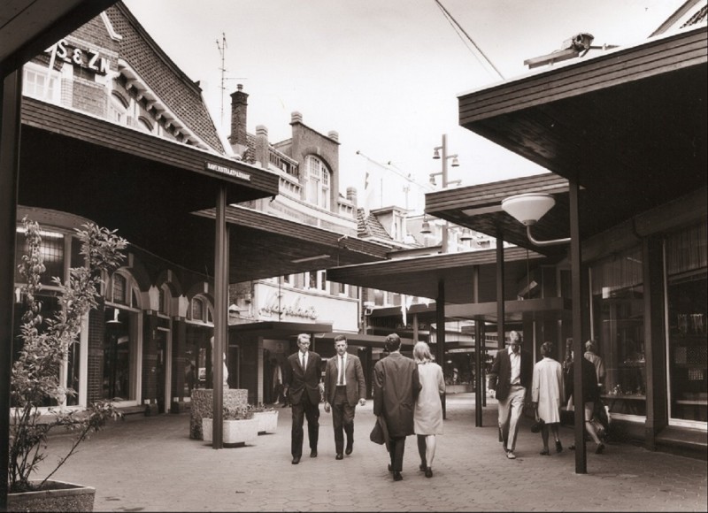 Haverstraatpassage 64-68 met luifels. Zichtbaar zijn o.a. de winkels Wagelaar en Adolfs.jpg