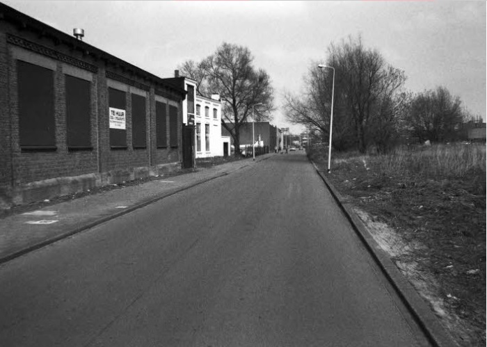 Industriestraat Bedrijfspanden langs de Industriestraat gezien in noordelijke richting. Toekomstig tracé zuidelijke invalsweg Zuiderval..jpg