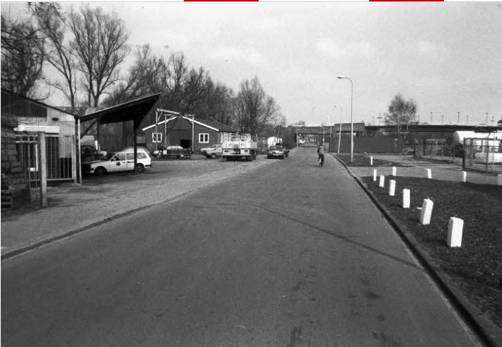 Industriestraat Bedrijfspanden langs de Industriestraat gezien in noordelijke richting. Toekomstig tracé zuidelijke invalsweg Zuiderval...jpg