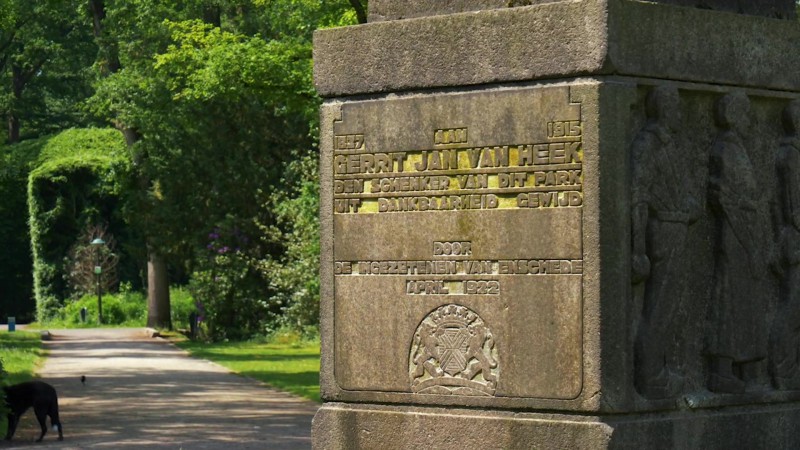 G.J. van Heekpark Gedenknaald met stadswapen van Enschede.jpg