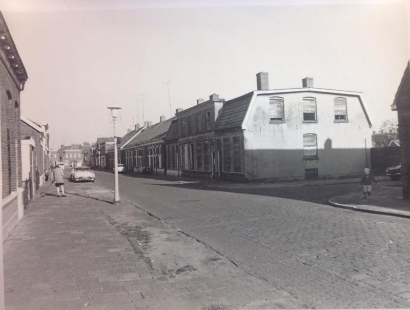 Renbaanstraat 40 links en rechts 39 hoek Kroedhöftestraat gezien in de richting van de Roomweg 1971.jpg