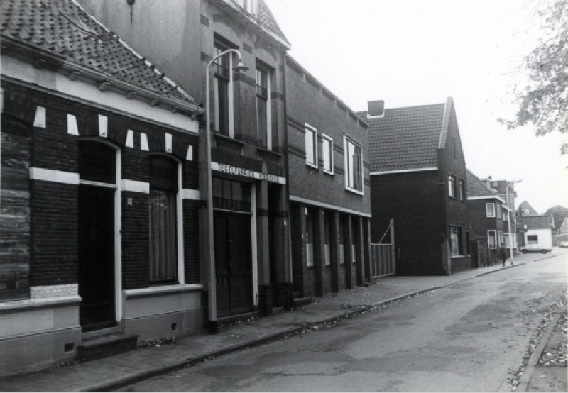 Wilhelminastraat 67-69 Richting Hoog en Droog met links tegelfabriek Visscher okt. 1979.jpg