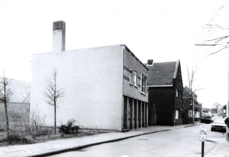 Wilhelminastraat 69-71 T.h.v. Wilhelminaterrein (links) richting Hoog en Droog 1991.jpg
