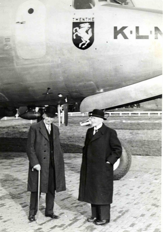 Vliegveldweg 25-2-1946 Doop van het KLM-vliegtuig Twente PH-TAT door oud-burgemeester Edo Bergsma op Vliegveld Twente.(3).jpg