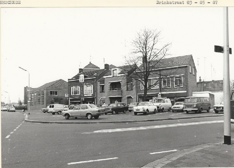 Brinkstraat 83, 85, 87 Links een deel van de Hogere Technische School. 18-3-1980.jpg
