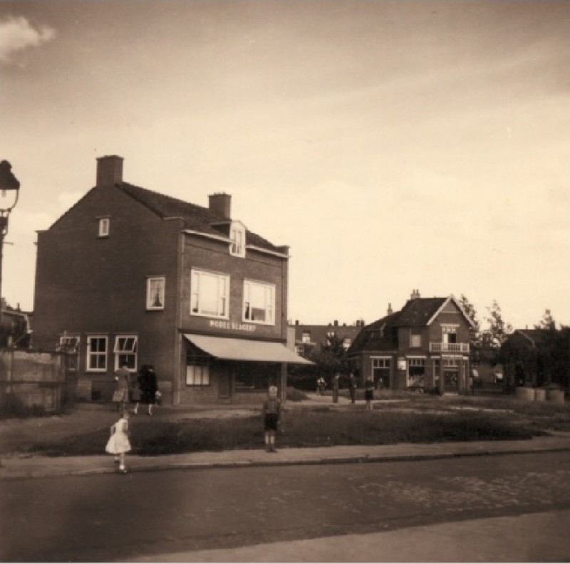 Brinkstraat 83 hoek Rietmolenstraat slagerij tegenover Renatakerk 1955.jpg