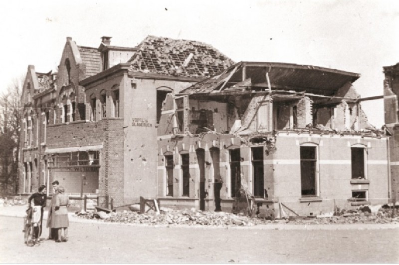 Brinkstraat 83 hoek Rietmolenstraat.  slagerij Vogel bombardement 22-3-1945.jpg
