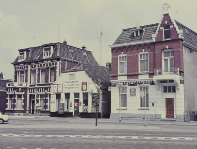 Hengelosestraat 52-60 Krediet en Spaarbank in voormalig gemeentehuis van Lonneker. Sigarenmagazijn van Nagels en Insp. Registratie, Touwslagerij Nico Berendsen. 25-5-1970.jpg