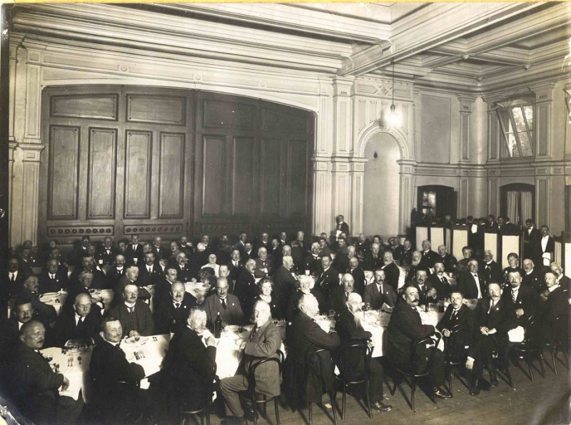 Volkspark interieur restaurant 25-8-1921 Alg.Vergadering Ned.Heide Maatschappij 26 27 augustus.jpg